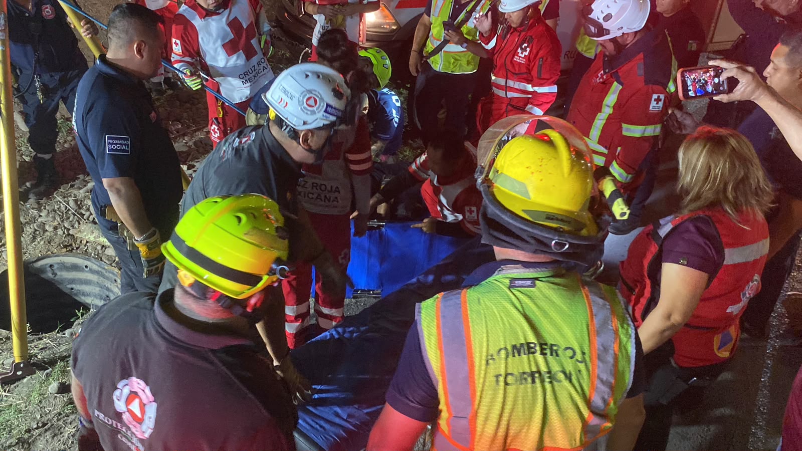 Reportan fuera de peligro al joven que cayó en tubo a 11 metros de profundidad en Torreón