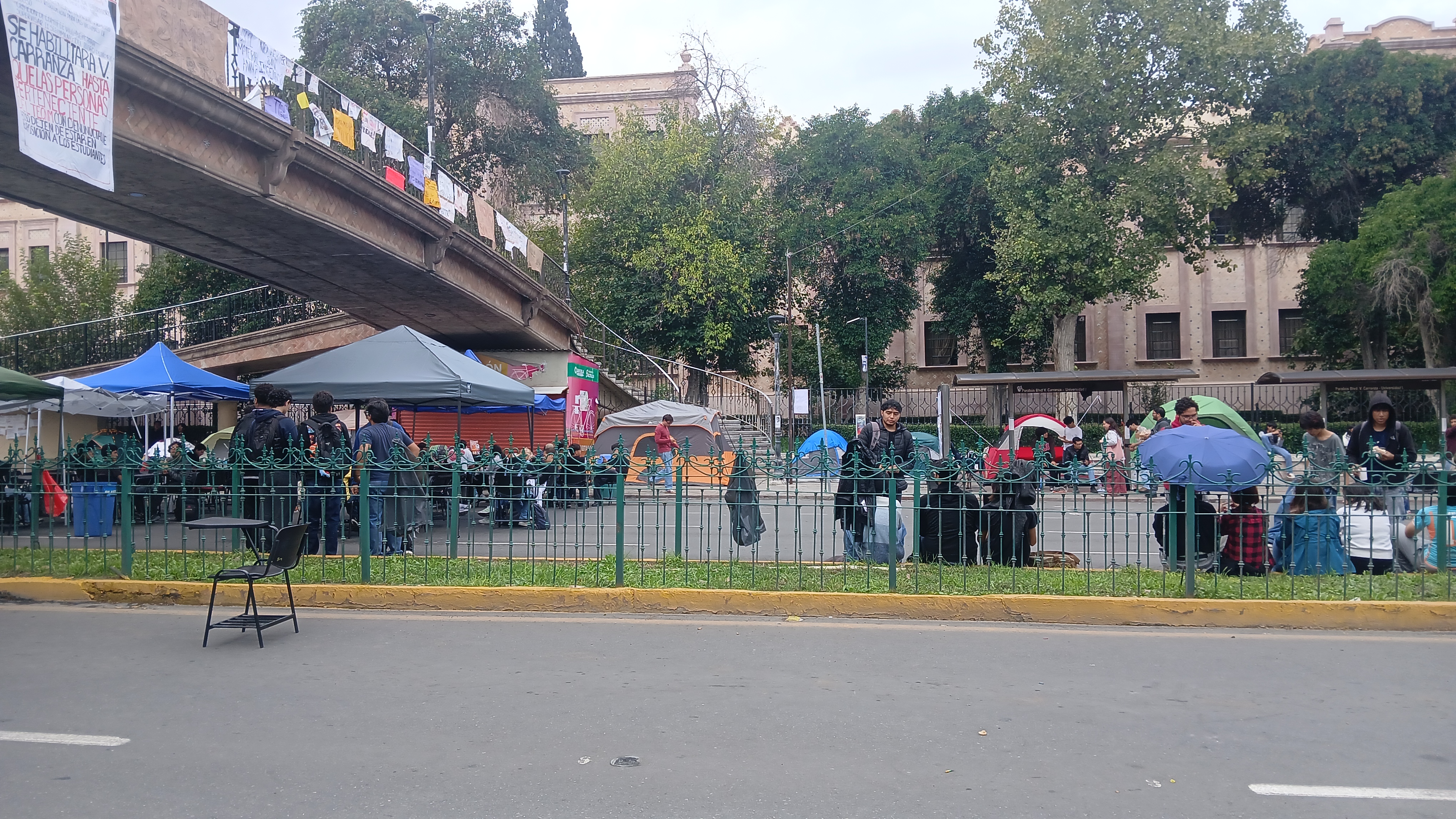 Los estudiantes del texaltilla se mantienen bloqueando el bulevar la  Venustiano Carranza