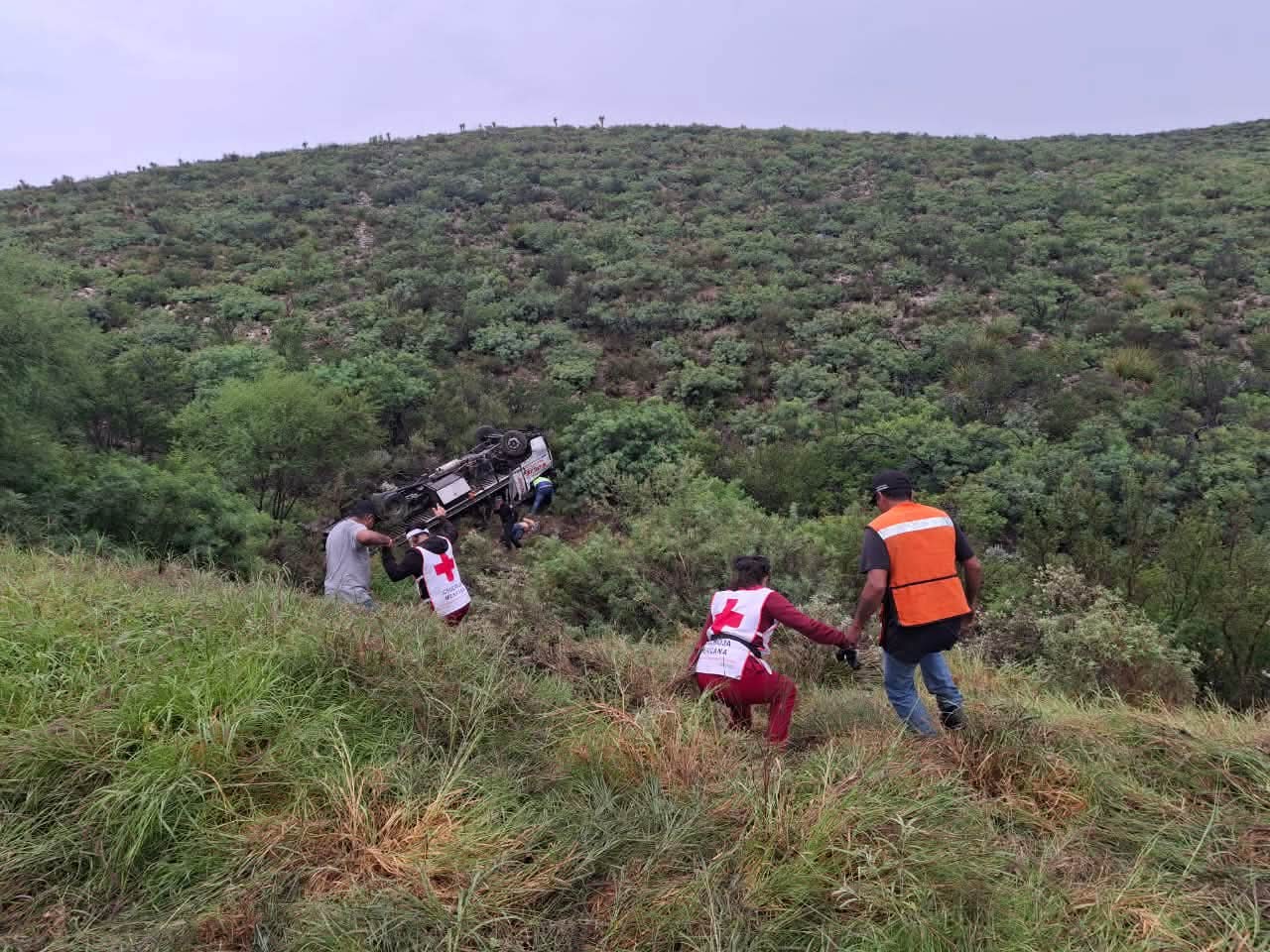 El conductor de la grúa cayó a un barranco de apr9xinada c